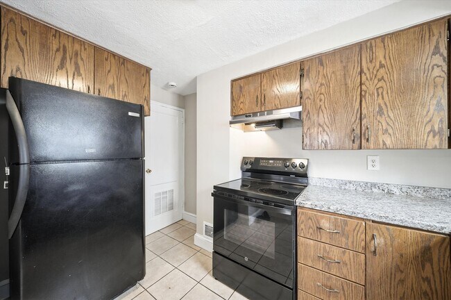 Building Photo - 77 Merrow St