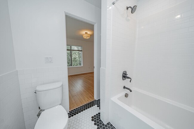 Building Photo - 848 32nd St