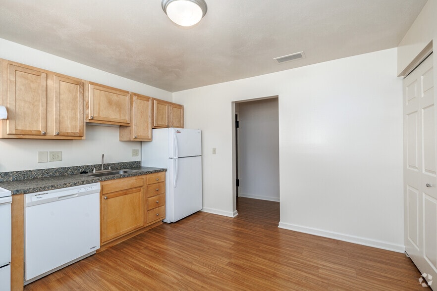 1BR, 1BA - 765SF - Kitchen - Carriage House East