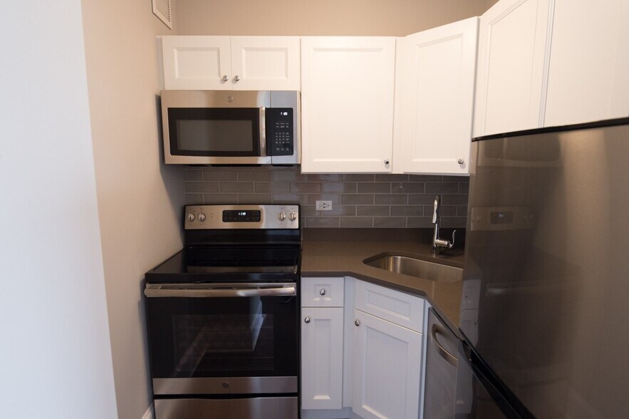 Building Photo - 817 W Lakeside Pl