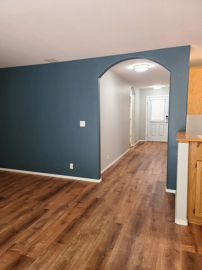 Building Photo - 2056 Doe Dr