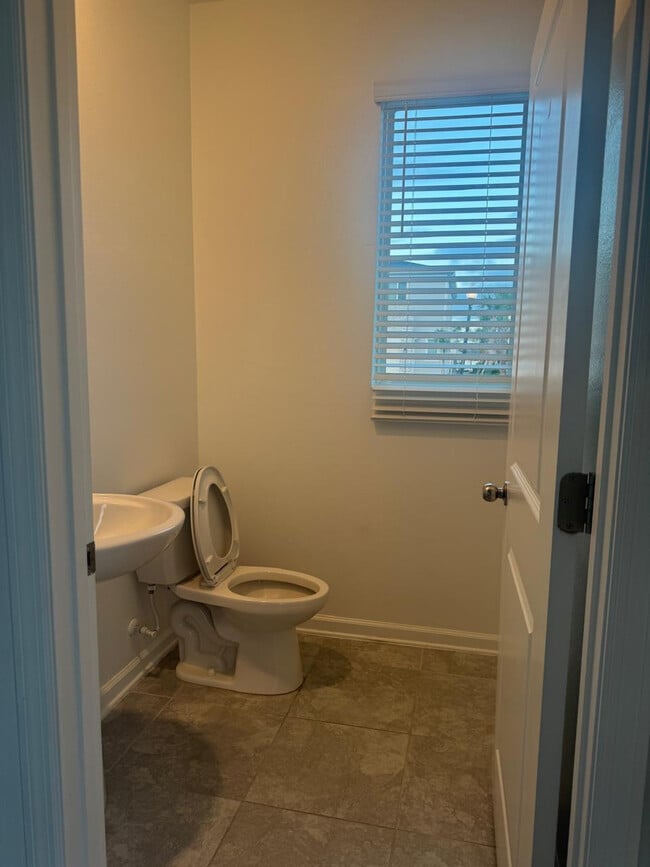 Building Photo - 240 Bogey Dr