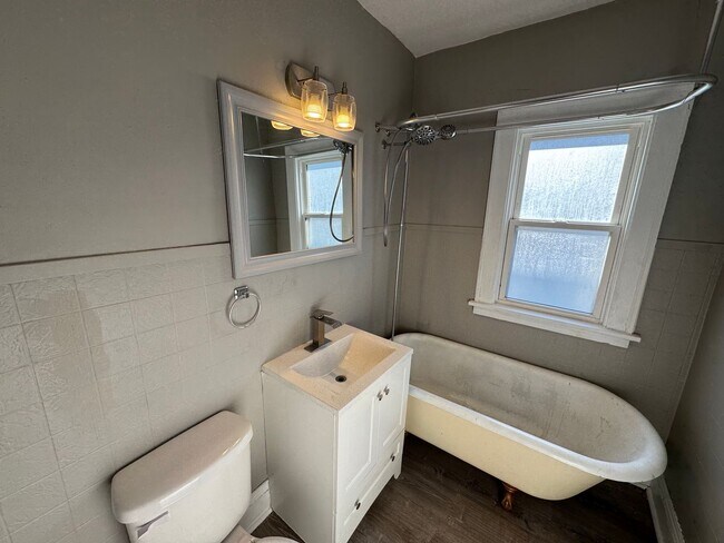 Building Photo - 2121 Wyandotte Ave