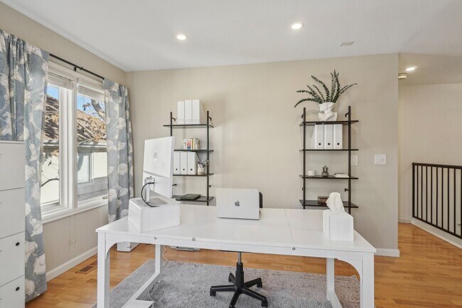 Building Photo - HALF MONTH RENT FREE!!!! GORGEOUS Brick To...