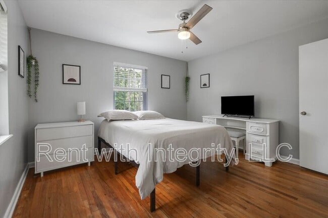 Building Photo - 1917 Sharon Rd