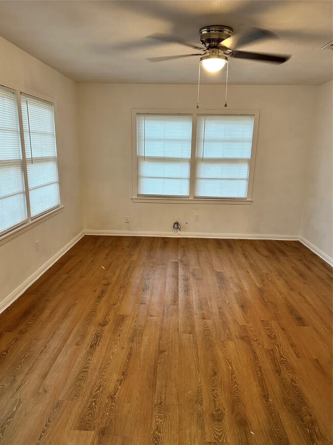 Building Photo - 502 Breezy Ln
