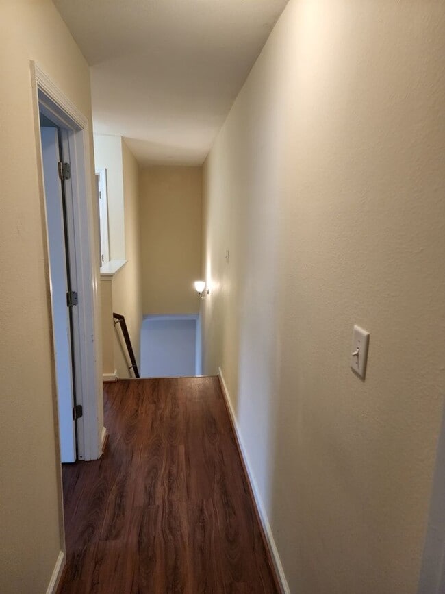 Building Photo - Spacious 2 Story home in Town - Apply Now ...