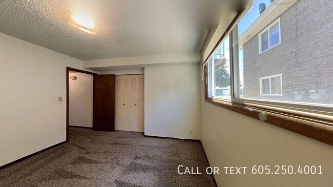 Building Photo - Effortless Living: Open-Layout 2BR Home