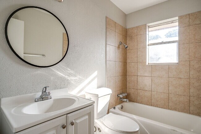 Building Photo - Charming 2-Bedroom Duplex- Recently Updated!