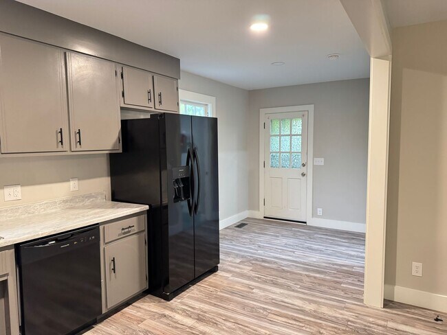 Building Photo - Conveniently Located near Downtown and APSU!! Charming 2 bed 2.5 bath Home.