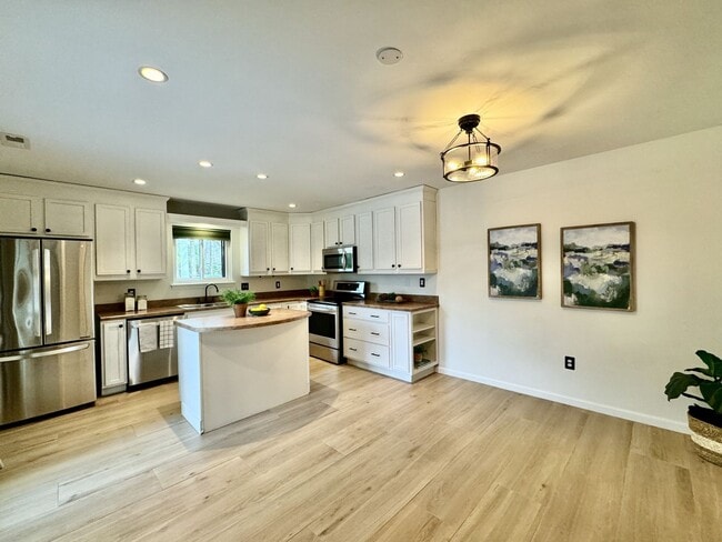 Building Photo - READY 06-11-26!! Fantastic Condo By The Beach! Fenced Patio - All Appliances - Community Pool!