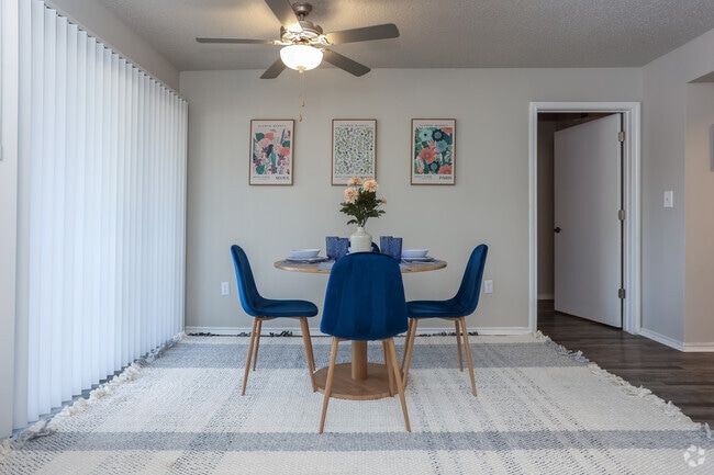 2BR, 2BA - 894SF - Dining Room - GARDEN GATE PLANO