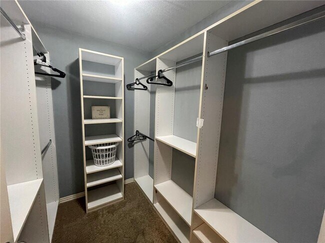 Building Photo - 3909 SW Surrey Ave