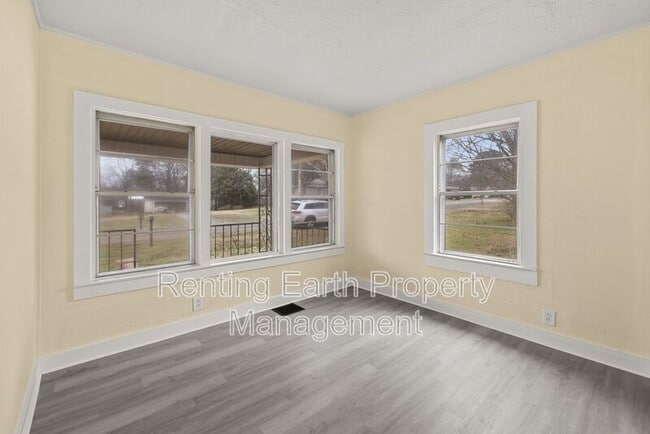 Building Photo - 2419 Circle Dr