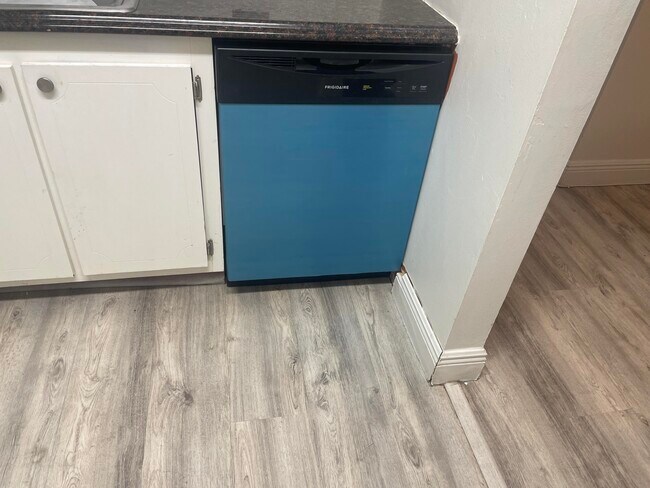 Building Photo - 400 Village Green Cir W