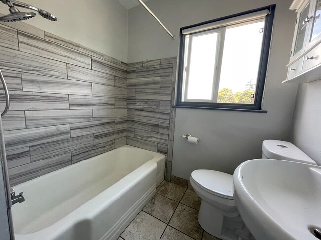 Building Photo - 2515 Ivy Dr