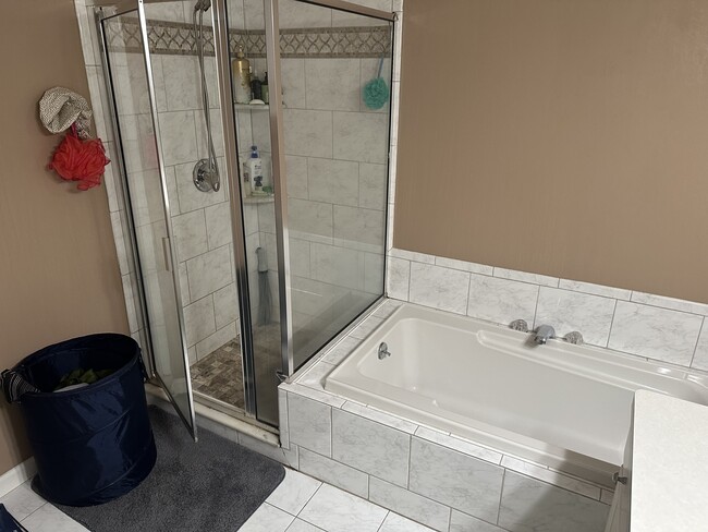 Attached bath MB PIC1 - 62 Brittany Cir