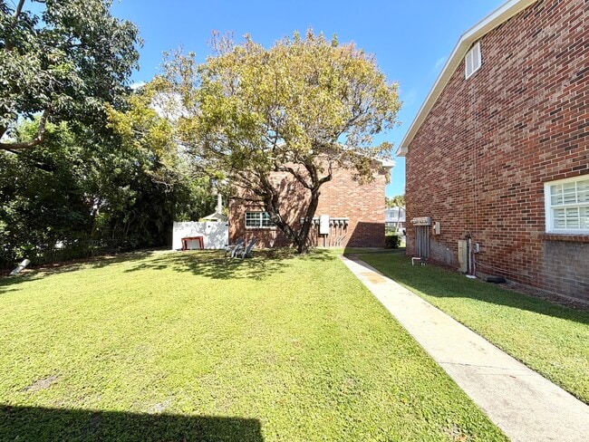 Building Photo - 413 N Cypress Dr