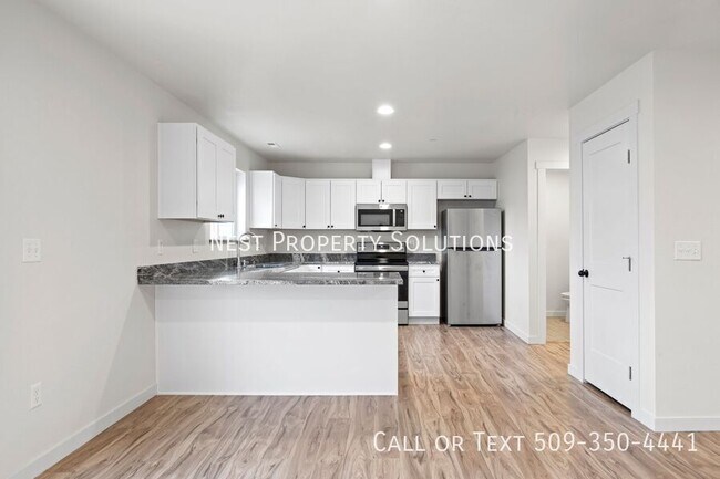 Building Photo - 215 W 1st St