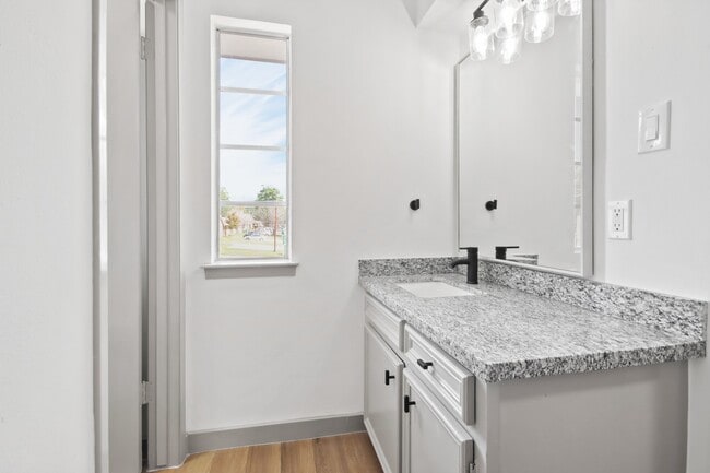 Building Photo - 1600 Hazelwood St