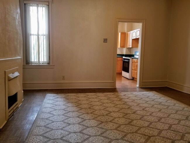Building Photo - Spacious Three Bedroom in Oakland! Decorative Fireplaces & Lots Of Natural Light! Call Today!