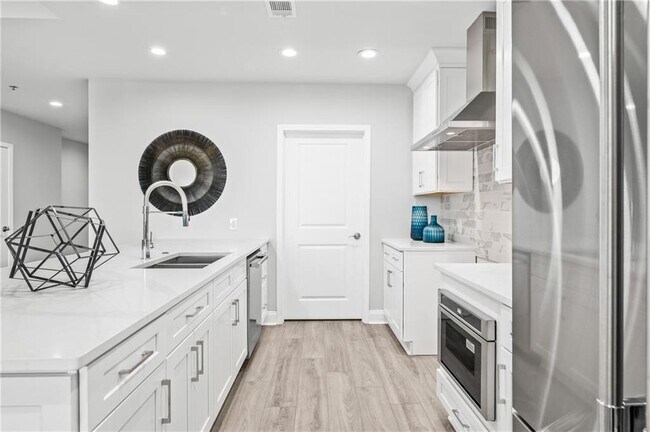 Building Photo - 270 17th St