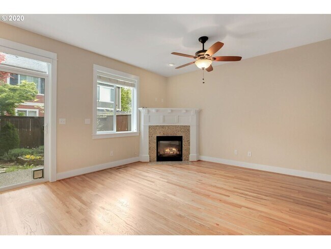 Building Photo - Bright Bull Mountain Townhome - Hardwoods, Granite, Private Patio, Garage, and more!