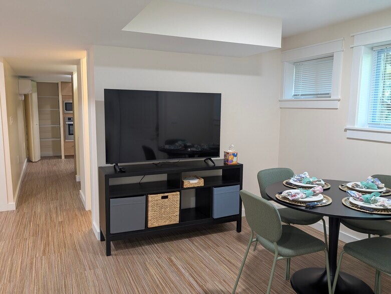 Smart TV - 14519 Dowling Dr