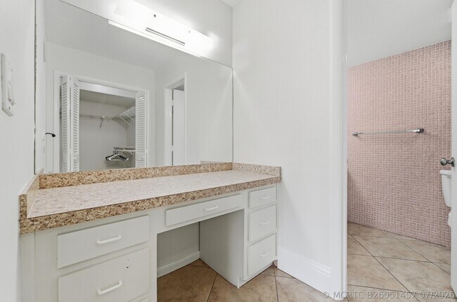 Building Photo - 1427 E Hillsboro Blvd