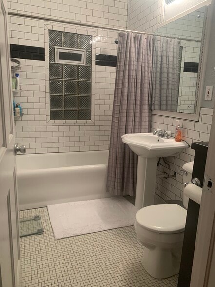 Bathroom - 422 W Harrison Ave