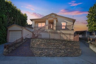 Building Photo - 2230 Sol St