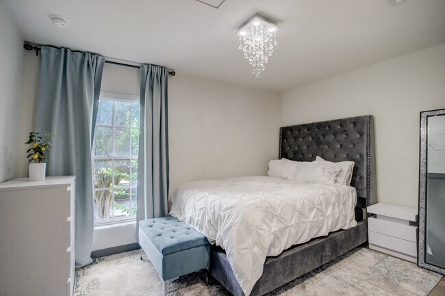 Building Photo - 1410 Hyde Park Blvd