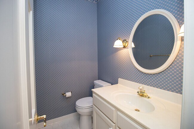 Building Photo - 2220 Montclair Dr