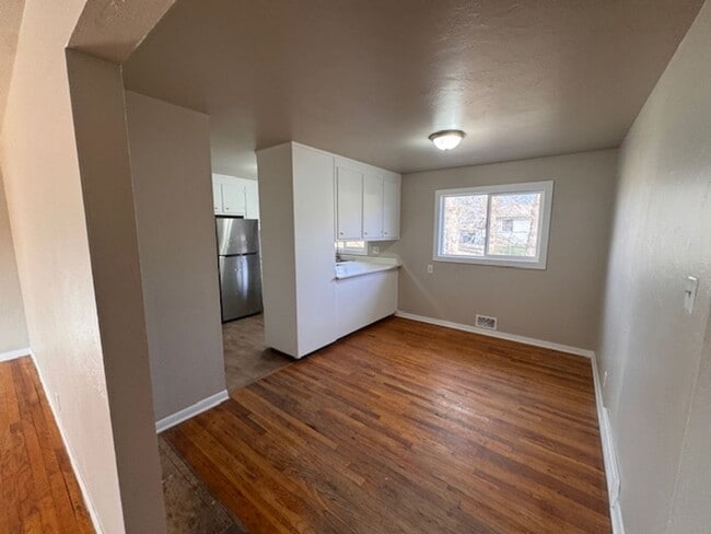 Building Photo - Super Clean 3BR with Hardwood, Large Closets & Garage