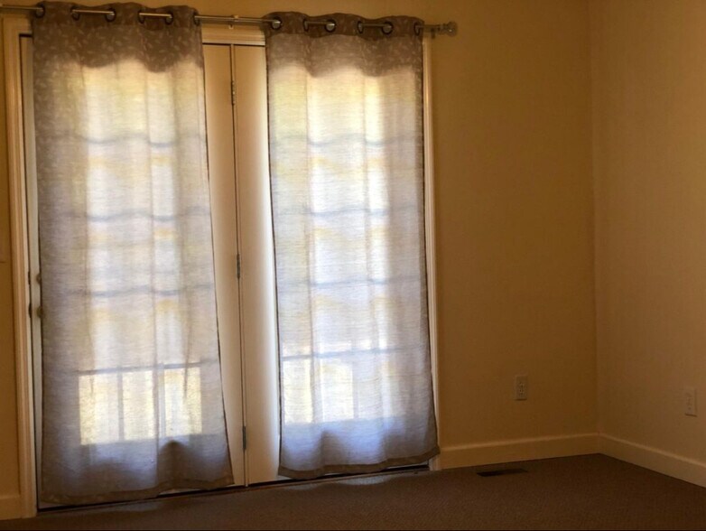 Building Photo - 3 Willow Tree Ct