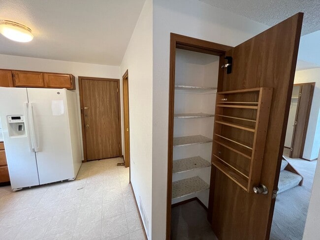 Building Photo - Beautiful 3 bed 2 1/2 bath with 2 car garage! (NEW PICTURES TO COME!!)