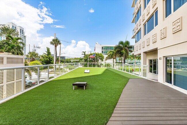 Building Photo - 3000 Holiday Dr
