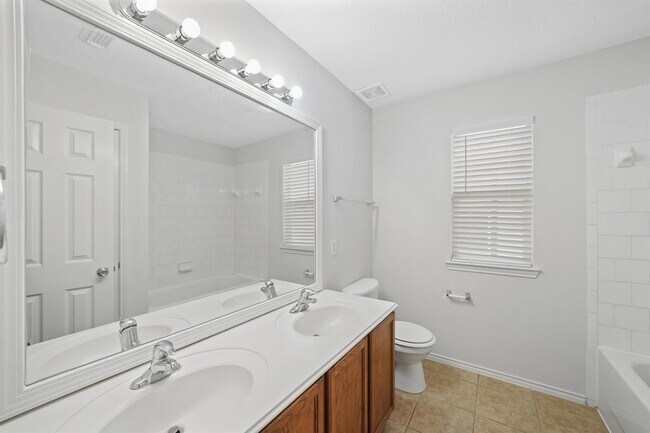 Building Photo - 5826 Kenwood