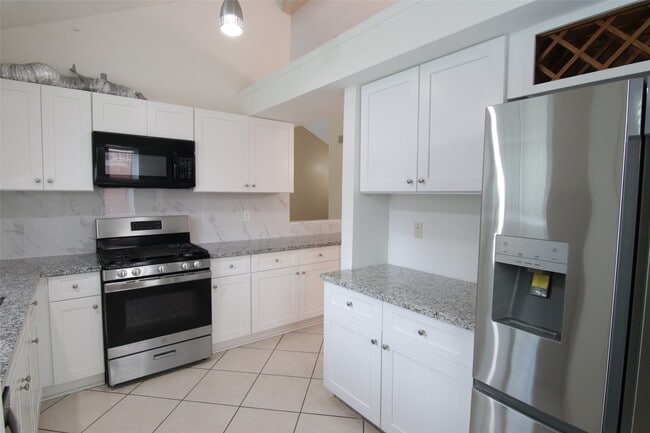 Building Photo - 6918 Glen Rosa Dr