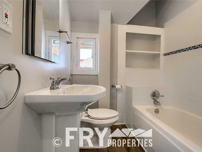 Building Photo - Beautiful, fully remodeled second floor du...