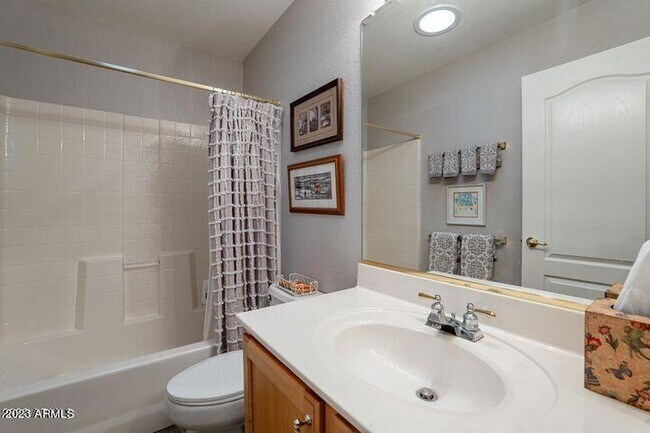 Building Photo - 1402 E Cherry Hills Dr