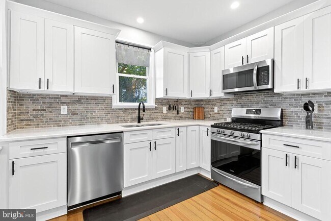 Building Photo - 624 St Joseph St