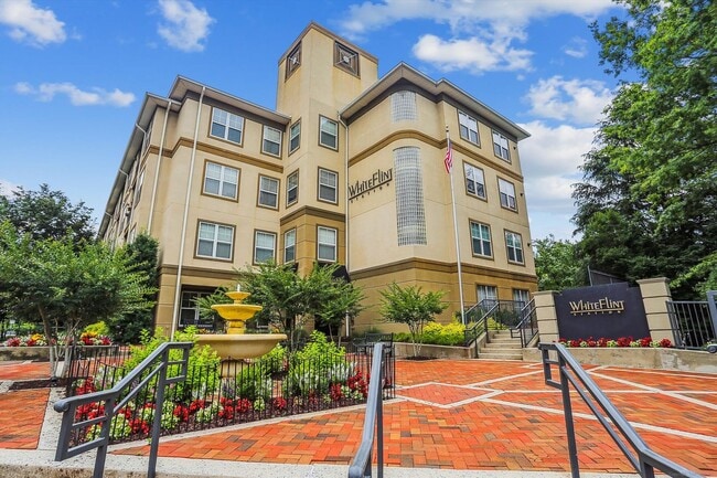 Building Photo - FRESH & READY! 2BD/2BA Next to METRO with ...