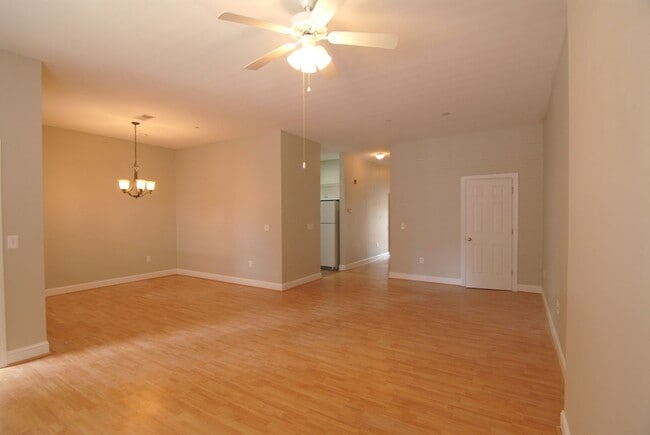 Building Photo - Downtown City Living Spacious 1 bedroom 1 bathroom in the heart of Greensboro