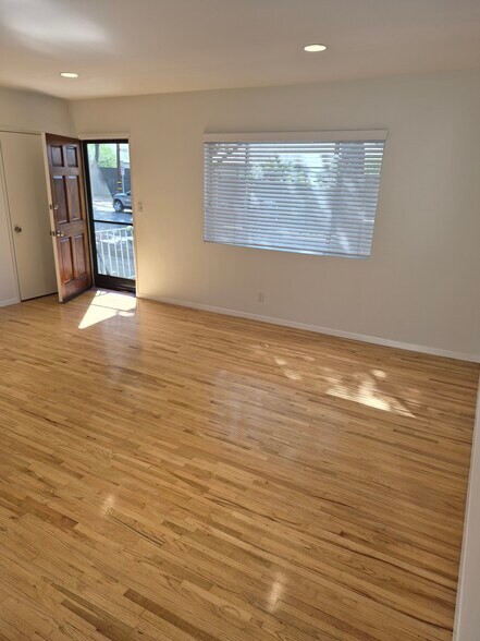 Building Photo - 511A Strand St