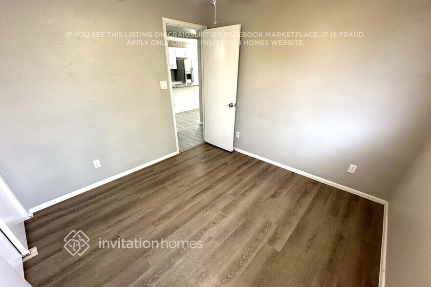 Building Photo - 1915 E Colgate Dr