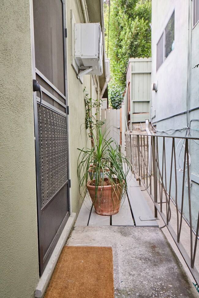 Building Photo - 6148 Glen Holly St
