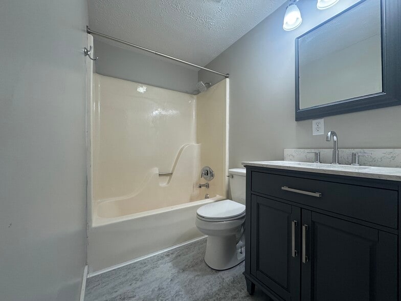 Building Photo - 2105 Park Ave