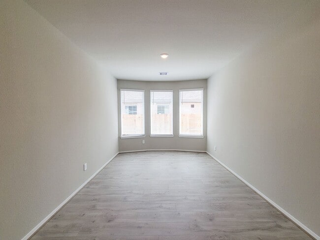 Building Photo - Single-story layout features a bright, open concept living area, dining space, and kitchen. Pebbl...