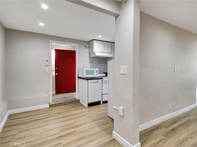 Building Photo - 985 1/2 Dexter Street Unit